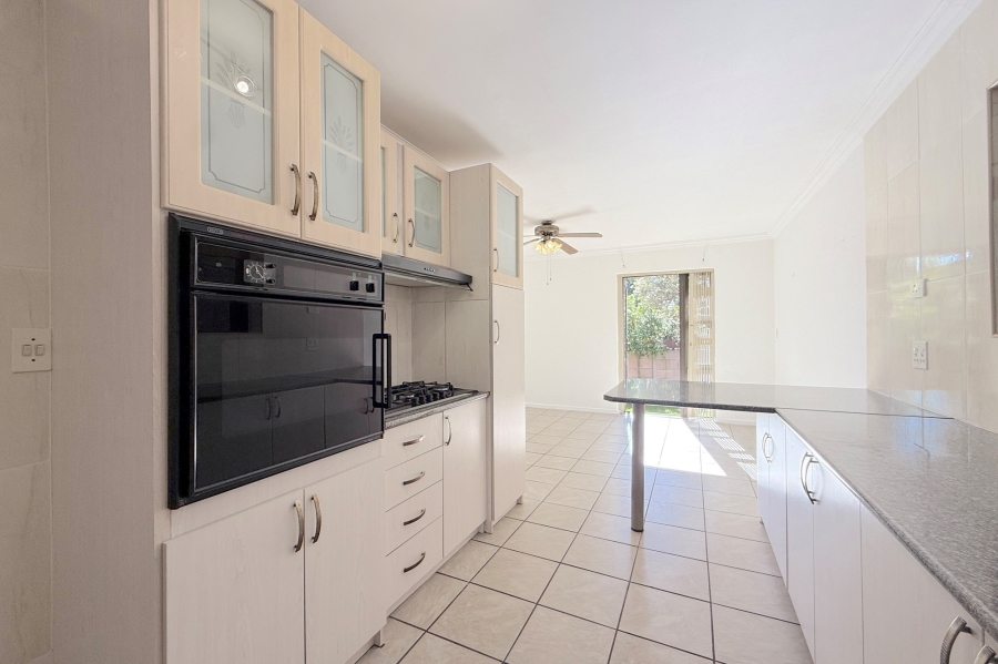 To Let 2 Bedroom Property for Rent in Oakglen Western Cape